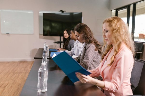 Rivoluzione solare: l"innovazione dei pannelli trasparenti che trasformano il design delle facciate negli edifici commerciali